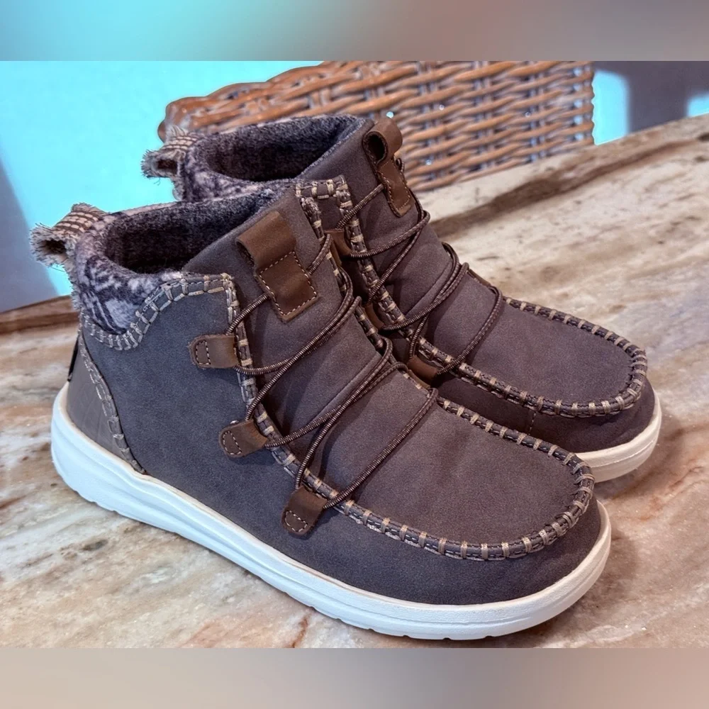 Women’s HEY DUDE Eloise recycled suede leather slip on bootie. Size 6 - Picture 4 of 12